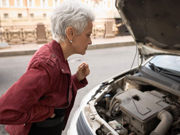 Ein frustrierter Blick in das Autoinnere bewegt Sie Motorschaden Ankauf Würzburg anzurufen